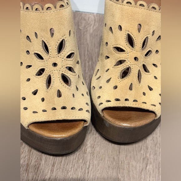 Lasocki 1970s style suede cutwork platform sandals.. Size 7.5 - Picture 7 of 8